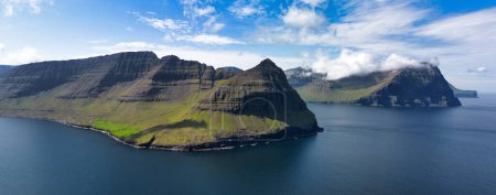 Aerial Panorama Outdoor-Landschaft Bergszene der Insel Vidoy. Sommer Blick auf die Färöer-Inseln