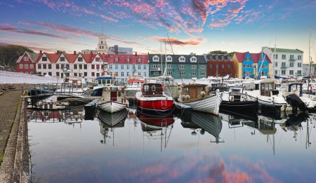 Torshavn Stadt bei Sonnenuntergang, Färöer Inseln, Dänemark