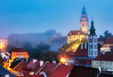 Téléchargez les photos : Belle vue sur le château et la rivière Vltava à Cesky Krumlov après le coucher du soleil, République tchèque la nuit - en image libre de droit
