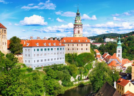 Téléchargez les photos : Belle vue sur l'église et le château de Cesky Krumlov, République tchèque - en image libre de droit