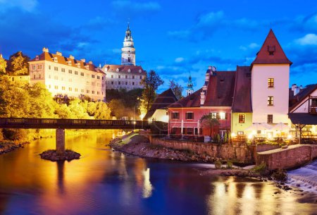 Téléchargez les photos : Belle vue sur le château et la rivière Vltava à Cesky Krumlov après le coucher du soleil, République tchèque la nuit - en image libre de droit