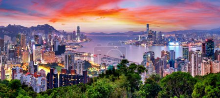 Téléchargez les photos : Skyline de Hong Kong au coucher du soleil depuis Braemar Hill Peak - en image libre de droit