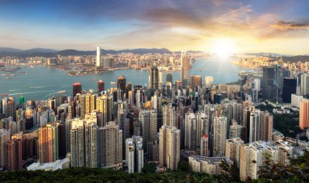Téléchargez les photos : Hong Kong skyline panorama at dramatic sunset, China - Asia - en image libre de droit