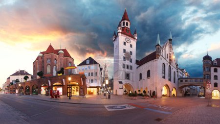 Téléchargez les photos : Allemagne - Munich - Marienplatz au coucher du soleil spectaculaire - en image libre de droit