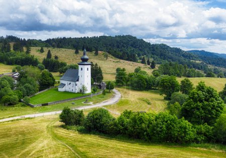 Téléchargez les photos : Vue Drone de l'église, le centre géographique slovaque de l'Europe dans la localité de Kremnicke Bane en Slovaquie - en image libre de droit