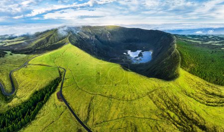 Téléchargez les photos : Açores, Faial île - Vue aérienne du drone au volcan vert Caldeira au lever du soleil, Portugal - en image libre de droit