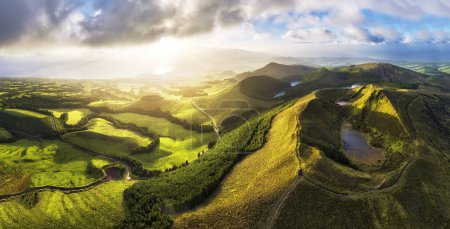 Téléchargez les photos : Açores - Vue aérienne des montagnes et lacs volcaniques, avec des terres agricoles verdoyantes de Sete Cidades sur l'île de Sao Miguel, Portugal - en image libre de droit