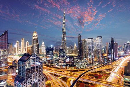 Téléchargez les photos : Incroyable nuit Dubai skyline centre-ville, EAU - en image libre de droit