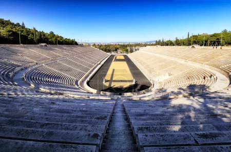 Atenas - Estadio Panathenaic en un día de verano Grecia