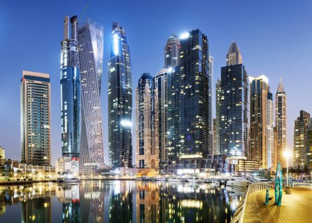Téléchargez les photos : Dubai canal Marina skyline panorama la nuit, Émirats arabes unis - en image libre de droit