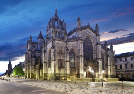 Plaza del Parlamento Oeste con la catedral de St Giles en la noche, panorama Edimburgo, Escocia
