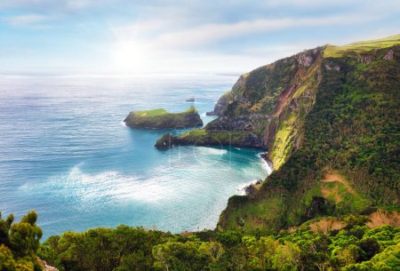 Téléchargez les photos : Açores - Flrores île - Vue de Miradouro do Ilheu Furado vers l'océan Atlantique et les falaises maritimes avec soleil et ciel bleu du Portugal - en image libre de droit