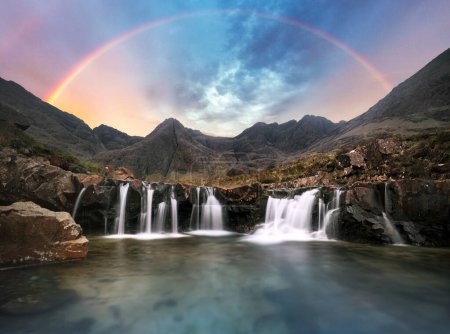 Escocia - Rainbow over Fairy pools waterfall en la isla de Skye, Reino Unido