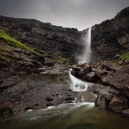 Der Fossa-Wasserfall auf der Insel Bordoy. Dies ist der höchste Wasserfall der Färöer Inseln, der in einer wilden skandinavischen Landschaft liegt. Sommertag