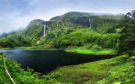 Panorama der Ribeira do Ferreiro Wasserfälle, grünes Paradies versteckt auf der Insel Flores, Azoren, Portugal