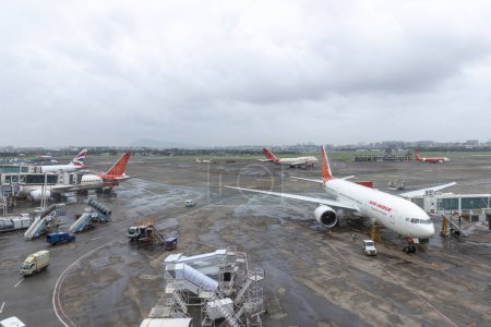 Téléchargez les photos : Mumbai, Inde-8-1-2023 : Les compagnies aériennes d'Air India se préparent pour l'embarquement à l'aéroport de Mumbais éditorial - en image libre de droit