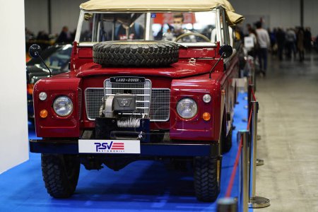 Téléchargez les photos : Land Rover vintage rouge à l'exposition Milano AutoClassica 2021. - en image libre de droit