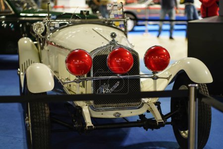 Téléchargez les photos : Blanc vintage Alfa Romeo à l'exposition Milano AutoClassica 2021. - en image libre de droit