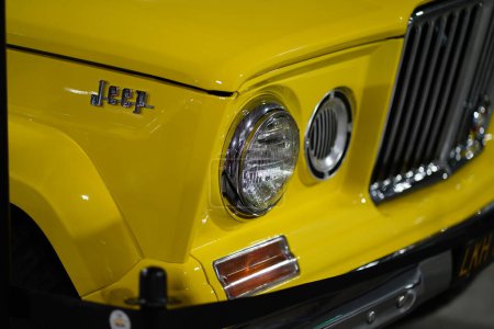 Téléchargez les photos : Jeep vintage jaune à Milano à l'exposition Milano AutoClassica 2021. - en image libre de droit
