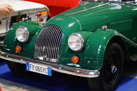 Téléchargez les photos : Voiture Morgan vintage verte à l'exposition Milano AutoClassica 2021. - en image libre de droit