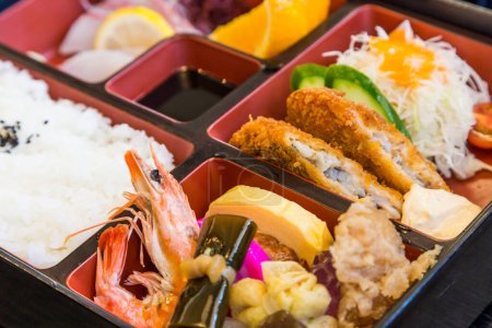 Téléchargez les photos : Makunouchi - Boîte à bento pour fruits de mer japonais - en image libre de droit