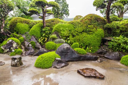 Téléchargez les photos : Beau jardin japonais dans le quartier Chiran Samurai à Kagoshima, Japon - en image libre de droit