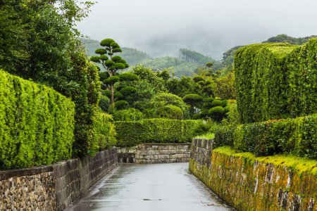 Téléchargez les photos : Le samouraï Chiran préserve le quartier de Kagoshima, Kyushu sous la pluie - en image libre de droit