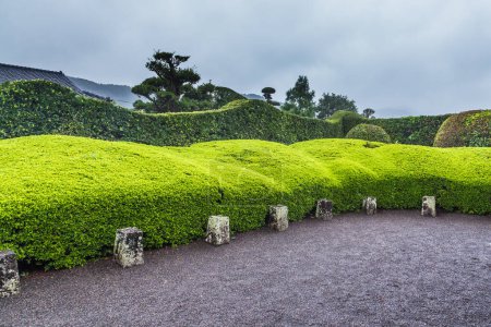 Téléchargez les photos : Beau jardin japonais dans le quartier Chiran Samurai à Kagoshima, Japon - en image libre de droit