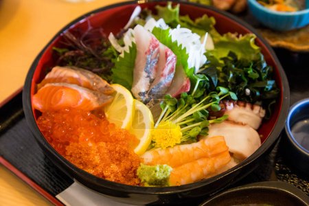 Coffret déjeuner Chirashi - mélanger le sashimi sur le riz