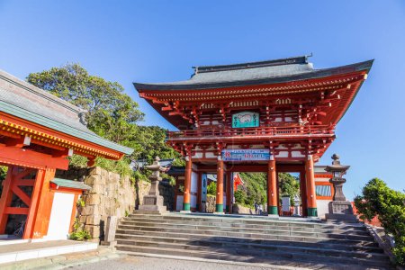 Téléchargez les photos : Nichinan, JAPON - 27 AOÛT : Udo jingu, un sanctuaire shintoïste situé sur la côte de Nichinan le 27 août 2015. - en image libre de droit