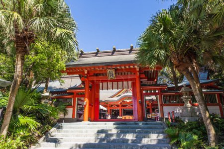 Téléchargez les photos : Aoshima, JAPON - 27 AOÛT : Aoshima jinja, un sanctuaire shintoïste coloré situé sur l'île Aoshima, préfecture de Miyazaki, Japon le 27 août 2015. - en image libre de droit