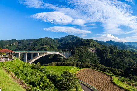 Téléchargez les photos : Paysage rizicole et pont voûte à Takachiho, Miyazaki, Japon - en image libre de droit