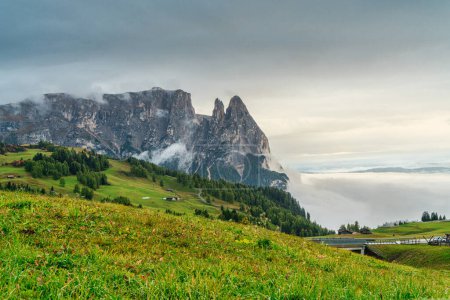 Cubierta de paisaje de montaña Dolomitas con nubes bajas en otoño en Alpe di siusi, Italia