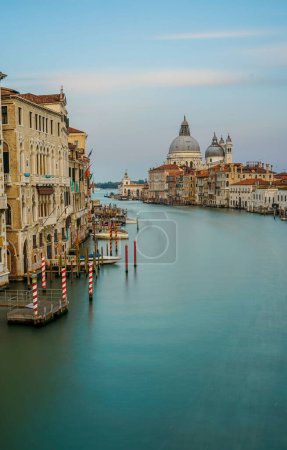 Famosa vista de la Basílica de Santa Maria della Salute y el gran canal desde el Puente de la Academia, Venecia, Italia