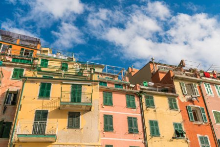 Téléchargez les photos : Bâtiment traditionnel coloré et maisons à Riomaggiore, le village des pêcheurs, Cinque terre, Italie - en image libre de droit