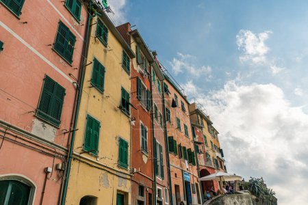 Téléchargez les photos : Riomaggiore, Ligurie, Italie - 05 octobre 2017 : Vue de la construction colorée et des maisons à Riomaggiore, le village de pêcheurs, à Cinque terre, Italie. - en image libre de droit