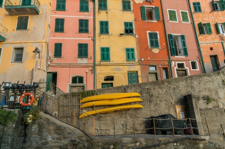 Téléchargez les photos : Riomaggiore, Ligurie, Italie - 05 octobre 2017 : Vue de la construction colorée et des maisons à Riomaggiore, le village de pêcheurs, à Cinque terre, Italie. - en image libre de droit