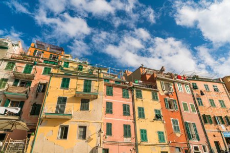 Téléchargez les photos : Bâtiment traditionnel coloré et maisons à Riomaggiore, le village des pêcheurs, Cinque terre, Italie - en image libre de droit
