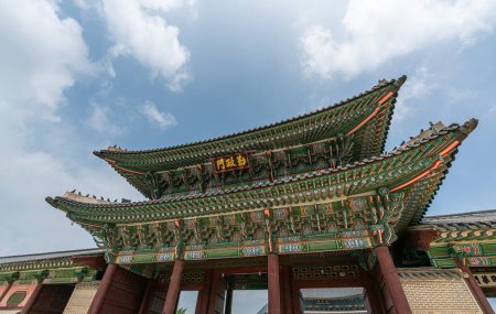 Hermosa puerta de Heungnyemun en Gyeongbokgung Palace, la más turística visita plance en Seúl, Corea del Sur.