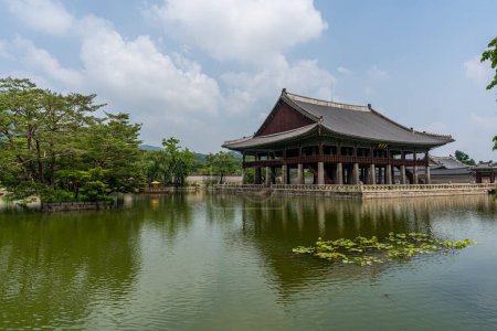 Foto de Seúl, Corea del Sur - 29 de junio de 2018: Hermosa vista del pabellón y estanque Gyeonghoeru en el palacio Gyeongbokgung, Seúl, Corea del Sur. - Imagen libre de derechos