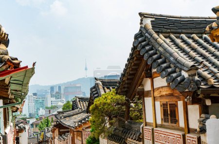 Architektur im traditionellen koreanischen Stil im Dorf Bukchon Hanok in Seoul, Südkorea