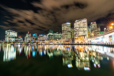 Téléchargez les photos : Sydney, Australie - 14 nov. 2017 : Vue de la baie de Darling Harbour, CBD, arcade commerciale et récréative à Sydney, Australie la nuit. - en image libre de droit