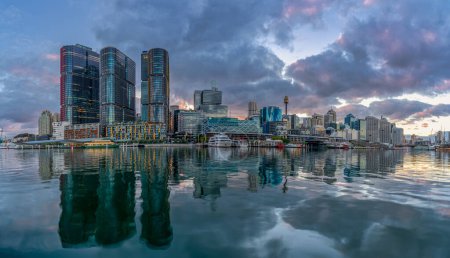Téléchargez les photos : Sydney skyline du centre-ville à Darling Harbor Bay, arcade d'affaires et de loisirs, à Sydney, NSW, Australie au lever du soleil. - en image libre de droit