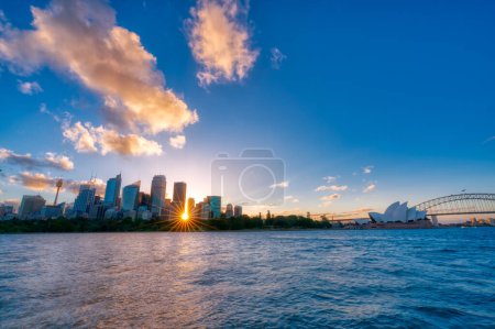 Foto de Sydney skyline centro durante la puesta del sol, NSW, Australia. - Imagen libre de derechos