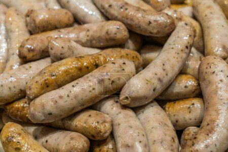 Téléchargez les photos : Pile de saucisses bratwurst bouillies. - en image libre de droit