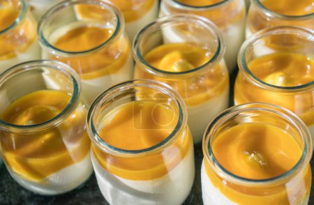 Mango-Joghurt in kleinen Gläsern zum Frühstück - aus nächster Nähe