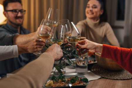 Téléchargez les photos : Gros plan amis toasts à la maison dîner - en image libre de droit