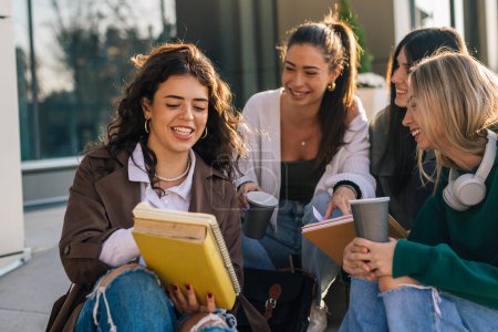 Foto de Grupo de estudiantes universitarias al aire libre en el campus estudian juntas - Imagen libre de derechos