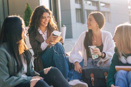 Foto de Grupo de estudiantes universitarias al aire libre en el campus hablando y sonriendo - Imagen libre de derechos