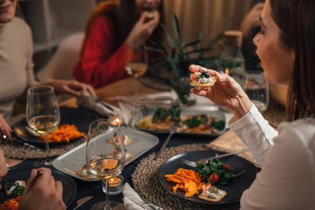 Foto de Primer plano de la gente comiendo en casa cena fiesta - Imagen libre de derechos